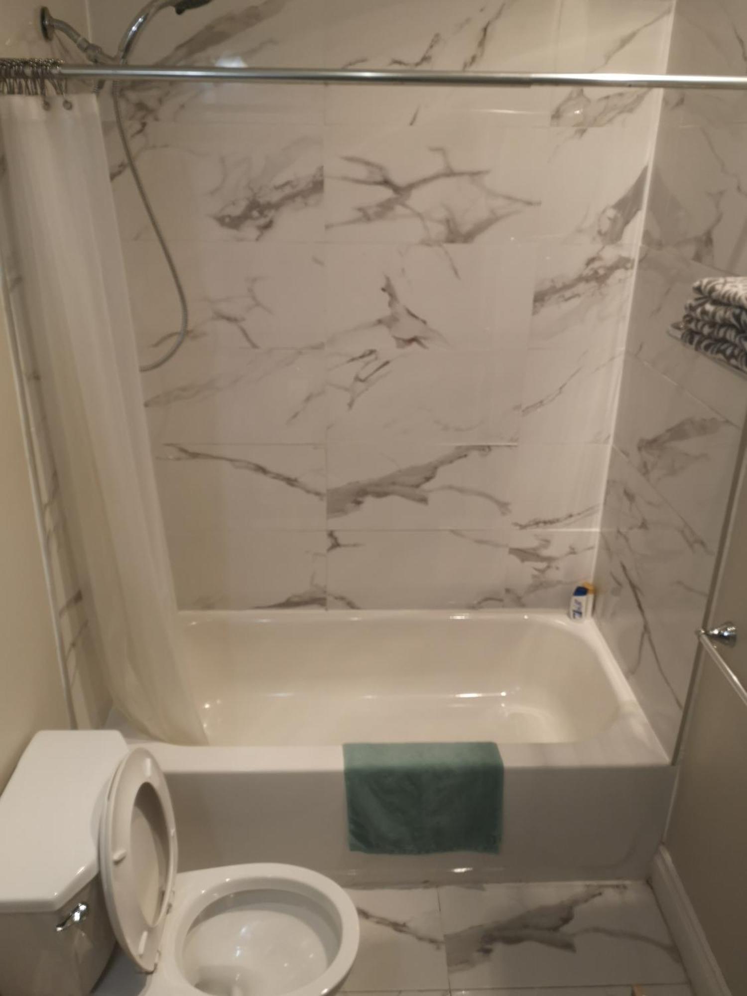Lakeside Private Suite-Queen Bed Room Tottenham 객실 사진